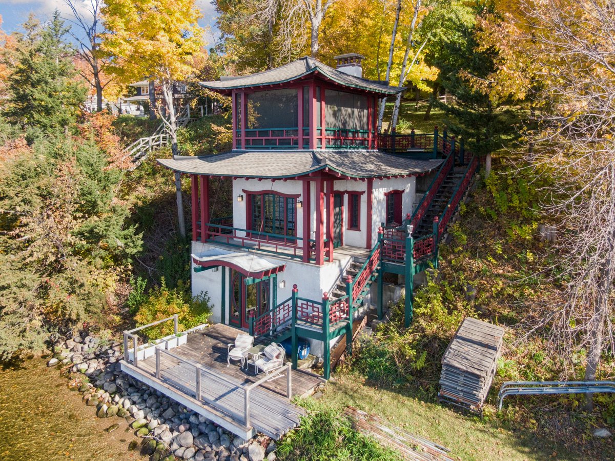 Zillow Gone Wild 🏡 tweet media