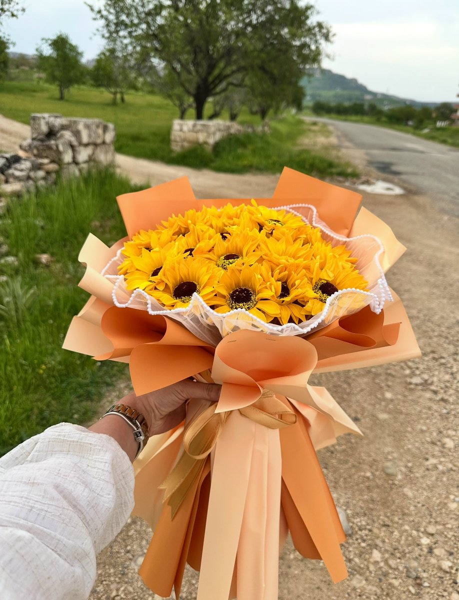 ahsencollection's tweet photo. 10 Mayıs’ta geleceğin en güzel annesi notuyla şöyle bir buket alır mıyız kızlar 🥹 🌻♥️ https://t.co/FXuWY8VTwp