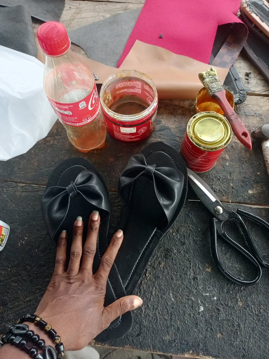 QueenIbeimo's tweet photo. Other babes don follow their man go chill for the evening 
I dey workshop dey try to complete customer work
God, why me?? 😞😩 https://t.co/Sl26ip8qxs