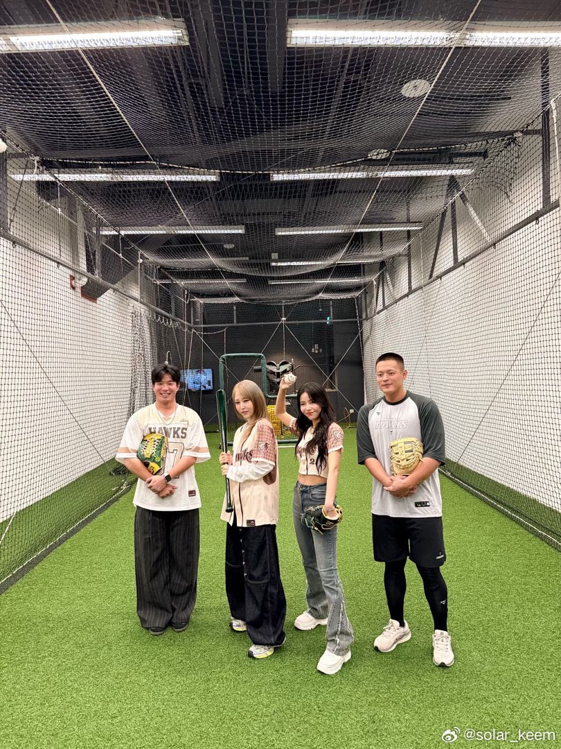 moonbyulmagazin's tweet image. [📸] Solar Instagram &amp;amp; Weibo updates with Moonbyul

“👍🏾👍🏾👍🏾”

#MOONBYUL #문별 #SOLAR #솔라