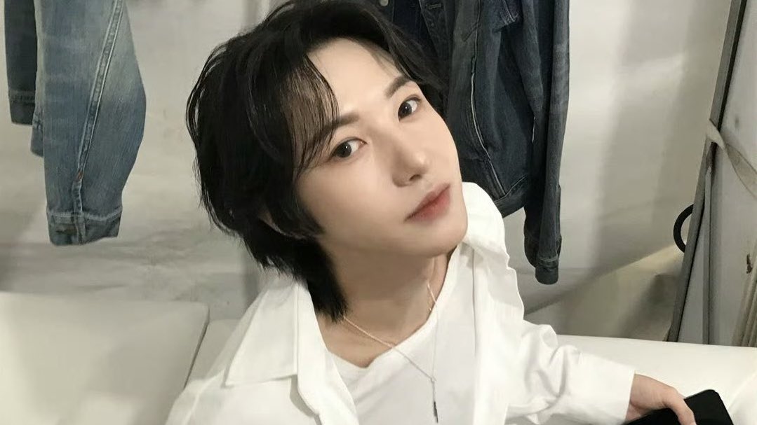 Renjuny's tweet photo. today’s setlist, performed by me: fools &amp; (這就是愛) this is love and yes, i will talk about my jeans again! love LOVE ♥︎ this whole look. https://t.co/CsNuyNrBXY