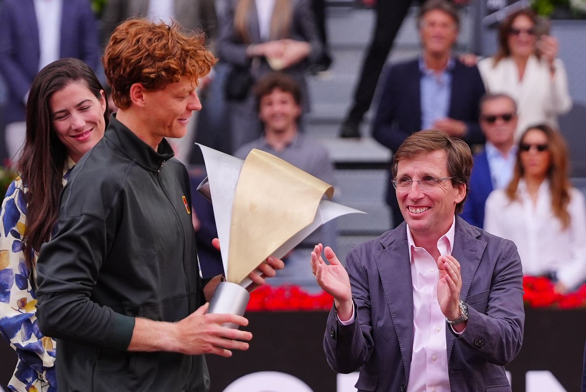 MADRID's tweet image. 🏆 ¡Enhorabuena a Jannik Sinner por conquistar la 24ª Ed. del Mutua Madrid Open!

El alcalde, @AlmeidaPP_ , ha participado en la entrega de trofeos, broche final del 🎾 torneo que ha convertido a #Madrid en la capital del tenis mundial.

Infórmate en 👉🔗 informate.madrid.es/up1ca