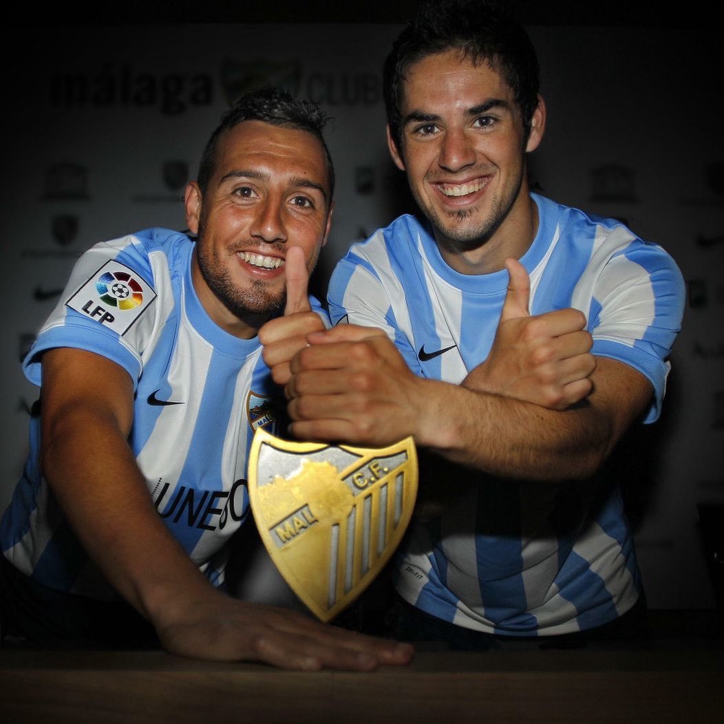 💚💙 CUÁNTA MAGIA EN UNA SOLA IMAGEN

🎩 Isco y Cazorla, cambiaron camisetas tras el <a href="/RealBetis/">Real Betis Balompié 🌴💚</a> - Oviedo del día de hoy.

🪄 Cazorla se puso la camiseta del Betis tras el partido y también le regaló sus botas. Coincidieron en el Málaga junto a Pellegrini.