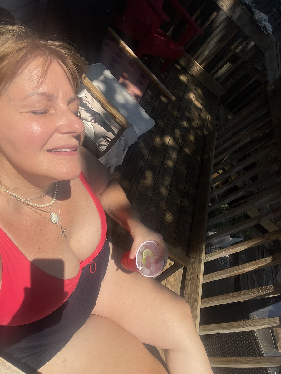 Bronxgal255's tweet photo. Busy morning,,,time to relax 💜 Happy 26th Of April everyone #linkinbio https://t.co/r3ITt5S5Lt