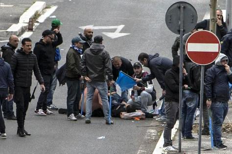 ultras1899_'s tweet image. 3 mai 2014, #Ciro Esposito, un tifoso du #Napoli, est mortellement blessé par balles, lors d'affrontements entre #ultras de la Curva A et de la Roma avant la finale de la Coupe d'Italie #NapoliFiorentina. Il décèdera 53 jours plus tard à l'hôpital Gemelli de Rome