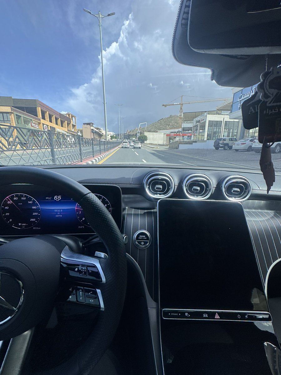 B6h_20's tweet photo. @MercedesBenzKSA  @MCgovSA 
من اقوى العلامات وكانت امنيه لي امتلاك مركبة مرسيدس وبعد امتلاكها انا في عذاب معاهم السياره فيها عطل منذ شرائها ولم تحل المشكله ، تخيل انك بعز الصيف والظهر وراكب مرسيدس وماعندك مكيف والشاشه متعطله نهائيا https://t.co/O9Pzydr8UJ