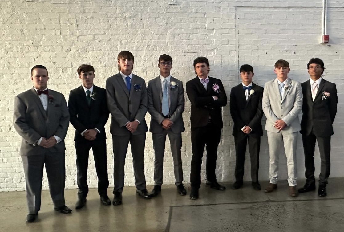GateCity_BSBL's tweet photo. Our guys cleaned up nice for prom! https://t.co/5mDu9KIfiP