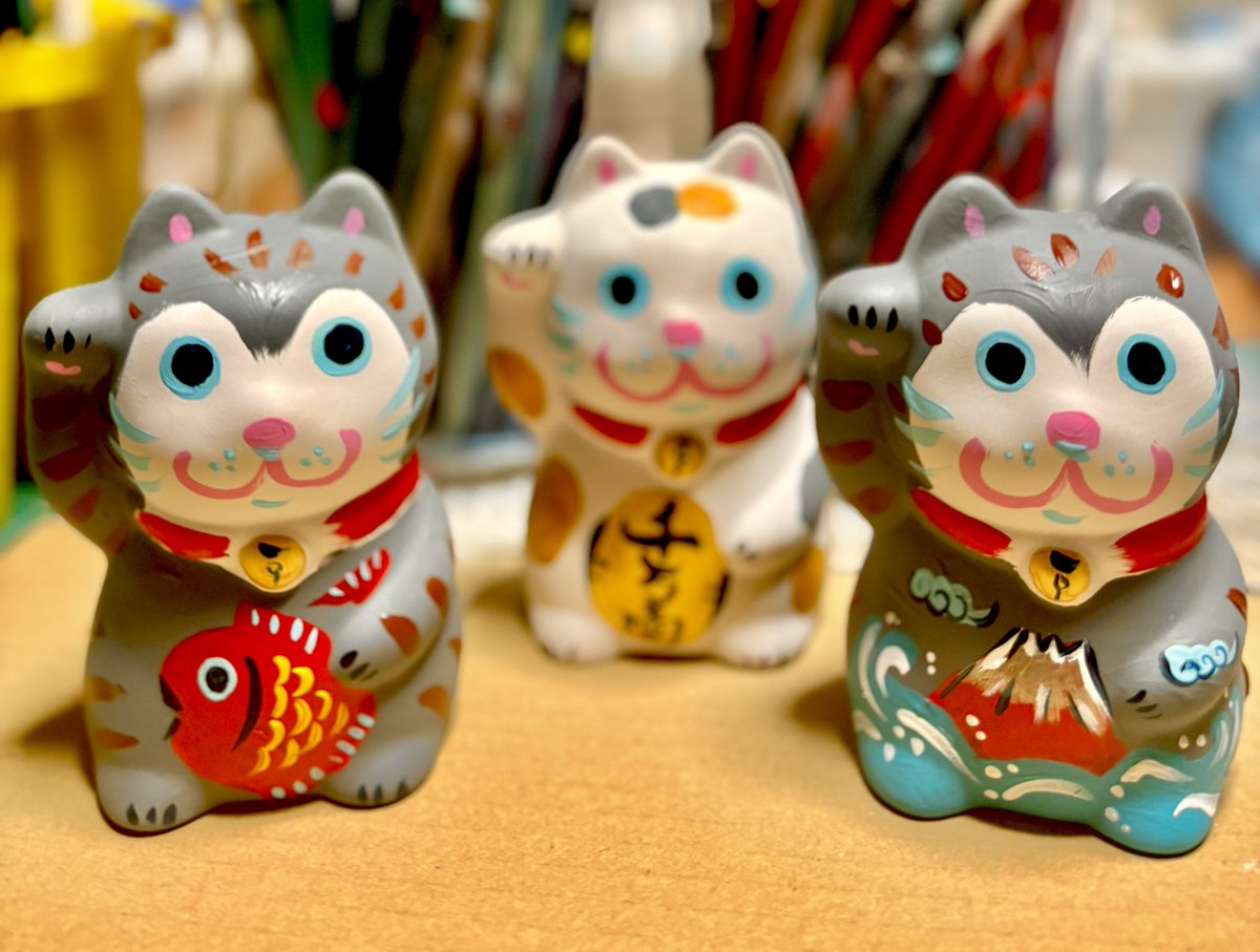 irusst's tweet photo. レインボー招き猫とキジトラ招き猫GWお楽しみマーケットにて販売します！

5/5、6日は直江津SCエルマール一階イベント広場にて、GWお楽しみマーケットに出店です！10時から16時です！楽しいワークショップと美味しいスイーツとパンなどなど〜盛りだくさんです。
5日はさざなみ商店さんも出店です！ https://t.co/tKmjtoeif2