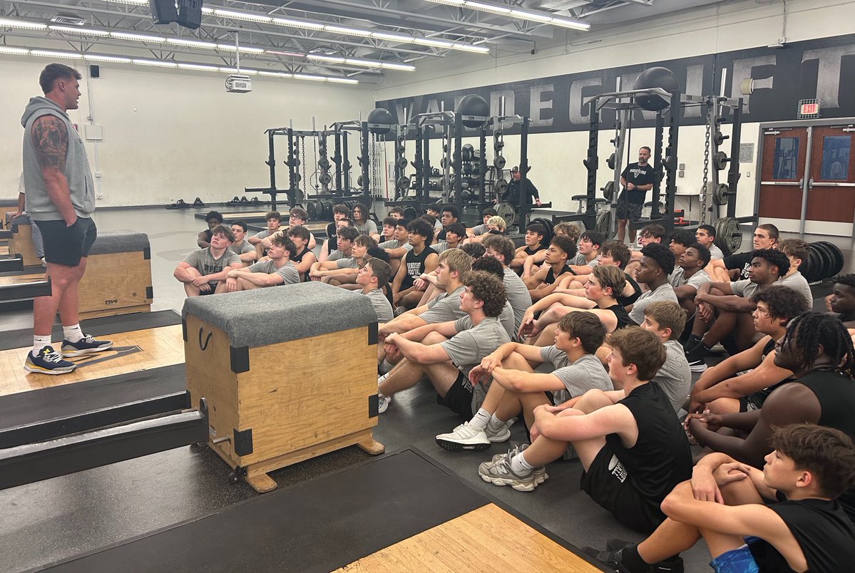VHSFootball's tweet image. Thanks to Viper legend @_BlakeFrazier for coming by and passing along some wisdom to our freshman class last week. Thanks for all you did for the program. #GoBlue #ForeverViper 🐍