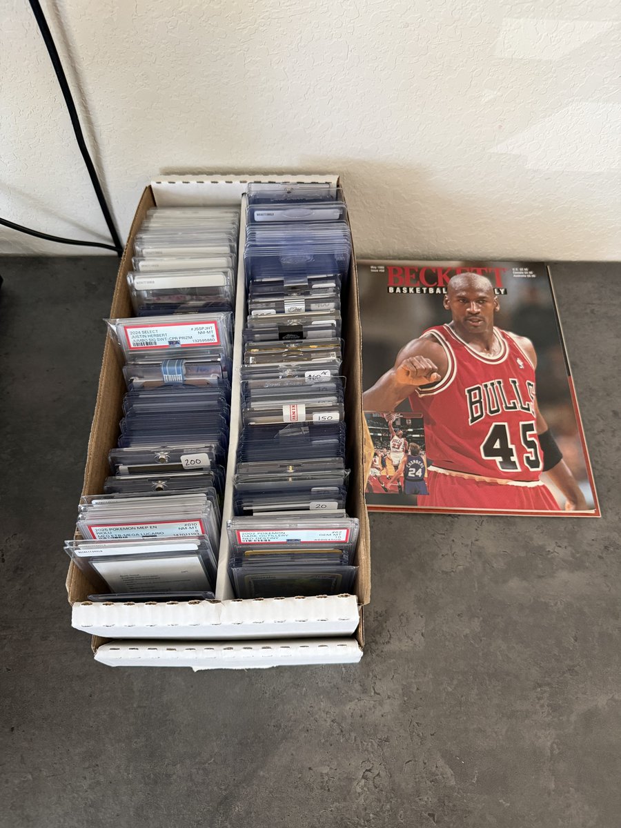 paullydoughnuts's tweet image. More #gettostackin TRACKING will hit your emails tonight #thehobby FAM! 

It’s been a busy HOBBY SUNDAY! Cause we back tomorrow NIGHT to kick off another POWERFUL month of #gettostackin 

But first FLUFF!