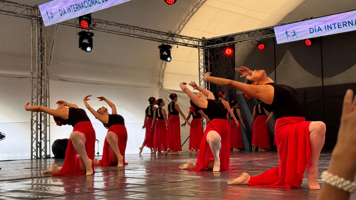 UNAM_MX's tweet photo. Danzamos para encontrarnos 💃🏻🕺🏻. @DanzaUNAM celebra el Día Internacional de la Danza en el #CCU con múltiples actividades gratuitas 🩰. ¡Únete a esta fiesta en movimiento! > https://t.co/woEzemzu2B
#DID26 https://t.co/kbx1bbMRqB