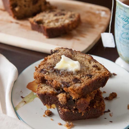 pinchmeimeating's tweet image. I never get tired of this super-moist banana nut chocolate chip bread. It's in the oven in only 20 minutes and is a great excuse to eat #dessert for breakfast! #recipes #baking bit.ly/2Oolqch