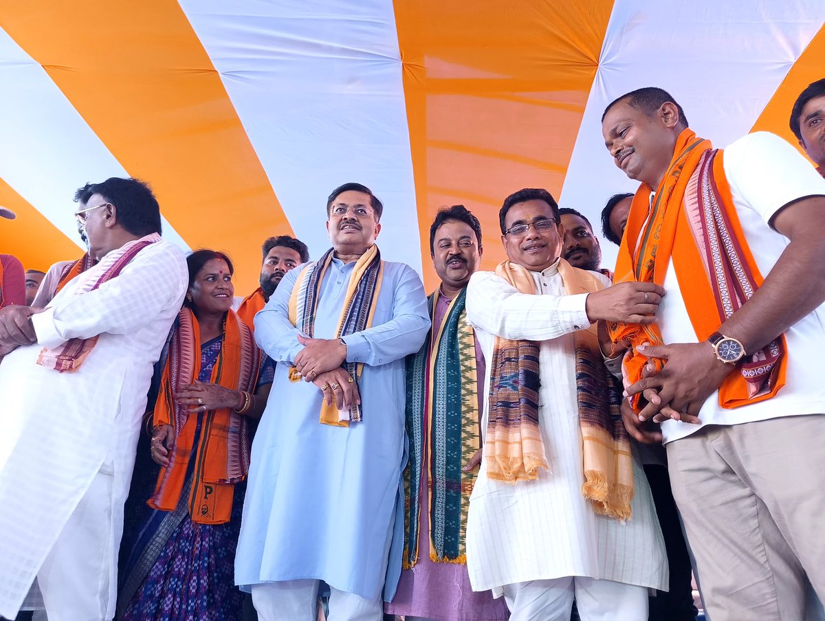 AvimanyuBhadrak's tweet photo. ଆଜି ଆମ ଭଦ୍ରକ ସଂସଦୀୟ କ୍ଷେତ୍ରର ସିମୁଳିଆ ବିଧାନସଭା ନିର୍ବାଚନମଣ୍ଡଳୀ ଅନ୍ତର୍ଗତ ଖଇରା ବ୍ଲକର ଦୁର୍ଗା ମଣ୍ଡପରେ ଆୟୋଜିତ ଭାରତୀୟ ଜନତା ପାର୍ଟିର ମହାମିଶ୍ରଣ ପର୍ବରେ ଯୋଗଦେଲି।

ଆମ ଯଶସ୍ବୀ ପ୍ରଧାନମନ୍ତ୍ରୀ ଶ୍ରୀ ନରେନ୍ଦ୍ର ମୋଦୀଙ୍କ ନୀତି ଓ ଆଦର୍ଶରେ ପ୍ରେରିତ ହୋଇ, ଖଇରା ବ୍ଲକ ଅଧ୍ୟକ୍ଷା ଶ୍ରୀମତୀ ଅଭିଲିପ୍ସା ସାହୁ, ଜିଲ୍ଲା ପରିଷଦ ସଦସ୍ୟ ଶ୍ରୀ ମାନସ କୁମାର ଦାସଙ୍କ ସହ ଅନ୍ୟ ଦଳ ଛାଡ଼ି ଆସିଥିବା ଅନେକ ଜିଲ୍ଲା ପରିଷଦ ସଦସ୍ୟ, ପଞ୍ଚାୟତ ସମିତି ସଦସ୍ୟ, ଶତାଧିକ କାର୍ଯ୍ୟକର୍ତ୍ତାମାନେ ଆନୁଷ୍ଠାନିକ ଭାବେ ଭାରତୀୟ ଜନତା ପାର୍ଟିରେ ଯୋଗଦେଲେ।

ଏହି ମହାମିଶ୍ରଣ ଆଗାମୀ ଦିନରେ ଅଞ୍ଚଳର ସମଗ୍ର ବିକାଶକୁ ତ୍ୱରାନ୍ୱିତ କରିବା ସହିତ ଦଳୀୟ ସଂଗଠନକୁ ଆହୁରି ସୁଦୃଢ଼ କରିବ ବୋଲି ଆଶା।