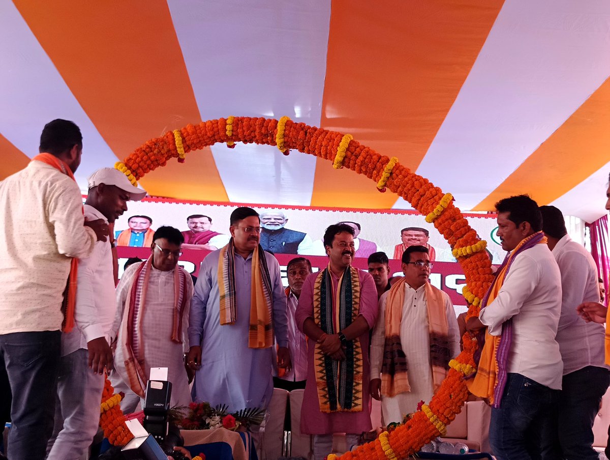 AvimanyuBhadrak's tweet photo. ଆଜି ଆମ ଭଦ୍ରକ ସଂସଦୀୟ କ୍ଷେତ୍ରର ସିମୁଳିଆ ବିଧାନସଭା ନିର୍ବାଚନମଣ୍ଡଳୀ ଅନ୍ତର୍ଗତ ଖଇରା ବ୍ଲକର ଦୁର୍ଗା ମଣ୍ଡପରେ ଆୟୋଜିତ ଭାରତୀୟ ଜନତା ପାର୍ଟିର ମହାମିଶ୍ରଣ ପର୍ବରେ ଯୋଗଦେଲି।

ଆମ ଯଶସ୍ବୀ ପ୍ରଧାନମନ୍ତ୍ରୀ ଶ୍ରୀ ନରେନ୍ଦ୍ର ମୋଦୀଙ୍କ ନୀତି ଓ ଆଦର୍ଶରେ ପ୍ରେରିତ ହୋଇ, ଖଇରା ବ୍ଲକ ଅଧ୍ୟକ୍ଷା ଶ୍ରୀମତୀ ଅଭିଲିପ୍ସା ସାହୁ, ଜିଲ୍ଲା ପରିଷଦ ସଦସ୍ୟ ଶ୍ରୀ ମାନସ କୁମାର ଦାସଙ୍କ ସହ ଅନ୍ୟ ଦଳ ଛାଡ଼ି ଆସିଥିବା ଅନେକ ଜିଲ୍ଲା ପରିଷଦ ସଦସ୍ୟ, ପଞ୍ଚାୟତ ସମିତି ସଦସ୍ୟ, ଶତାଧିକ କାର୍ଯ୍ୟକର୍ତ୍ତାମାନେ ଆନୁଷ୍ଠାନିକ ଭାବେ ଭାରତୀୟ ଜନତା ପାର୍ଟିରେ ଯୋଗଦେଲେ।

ଏହି ମହାମିଶ୍ରଣ ଆଗାମୀ ଦିନରେ ଅଞ୍ଚଳର ସମଗ୍ର ବିକାଶକୁ ତ୍ୱରାନ୍ୱିତ କରିବା ସହିତ ଦଳୀୟ ସଂଗଠନକୁ ଆହୁରି ସୁଦୃଢ଼ କରିବ ବୋଲି ଆଶା।