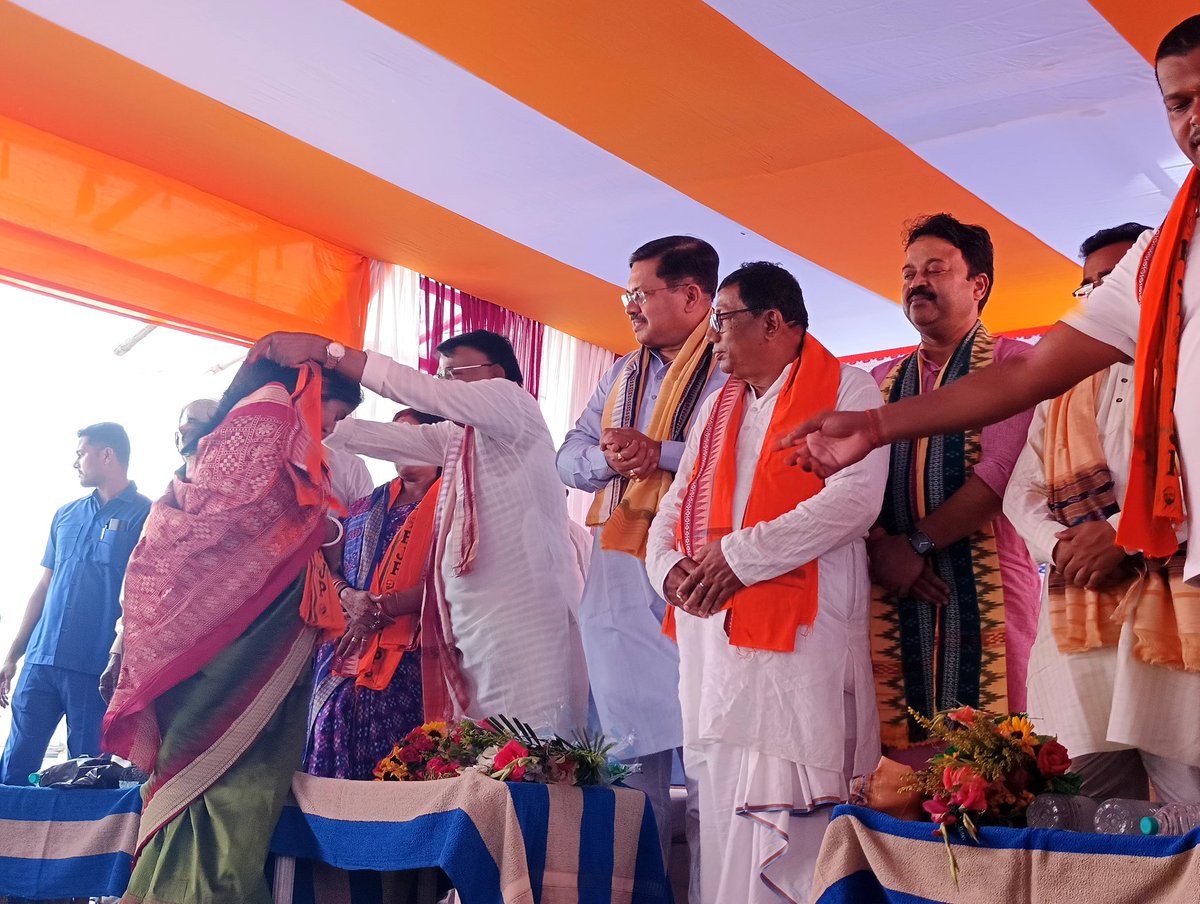 AvimanyuBhadrak's tweet photo. ଆଜି ଆମ ଭଦ୍ରକ ସଂସଦୀୟ କ୍ଷେତ୍ରର ସିମୁଳିଆ ବିଧାନସଭା ନିର୍ବାଚନମଣ୍ଡଳୀ ଅନ୍ତର୍ଗତ ଖଇରା ବ୍ଲକର ଦୁର୍ଗା ମଣ୍ଡପରେ ଆୟୋଜିତ ଭାରତୀୟ ଜନତା ପାର୍ଟିର ମହାମିଶ୍ରଣ ପର୍ବରେ ଯୋଗଦେଲି।

ଆମ ଯଶସ୍ବୀ ପ୍ରଧାନମନ୍ତ୍ରୀ ଶ୍ରୀ ନରେନ୍ଦ୍ର ମୋଦୀଙ୍କ ନୀତି ଓ ଆଦର୍ଶରେ ପ୍ରେରିତ ହୋଇ, ଖଇରା ବ୍ଲକ ଅଧ୍ୟକ୍ଷା ଶ୍ରୀମତୀ ଅଭିଲିପ୍ସା ସାହୁ, ଜିଲ୍ଲା ପରିଷଦ ସଦସ୍ୟ ଶ୍ରୀ ମାନସ କୁମାର ଦାସଙ୍କ ସହ ଅନ୍ୟ ଦଳ ଛାଡ଼ି ଆସିଥିବା ଅନେକ ଜିଲ୍ଲା ପରିଷଦ ସଦସ୍ୟ, ପଞ୍ଚାୟତ ସମିତି ସଦସ୍ୟ, ଶତାଧିକ କାର୍ଯ୍ୟକର୍ତ୍ତାମାନେ ଆନୁଷ୍ଠାନିକ ଭାବେ ଭାରତୀୟ ଜନତା ପାର୍ଟିରେ ଯୋଗଦେଲେ।

ଏହି ମହାମିଶ୍ରଣ ଆଗାମୀ ଦିନରେ ଅଞ୍ଚଳର ସମଗ୍ର ବିକାଶକୁ ତ୍ୱରାନ୍ୱିତ କରିବା ସହିତ ଦଳୀୟ ସଂଗଠନକୁ ଆହୁରି ସୁଦୃଢ଼ କରିବ ବୋଲି ଆଶା।
