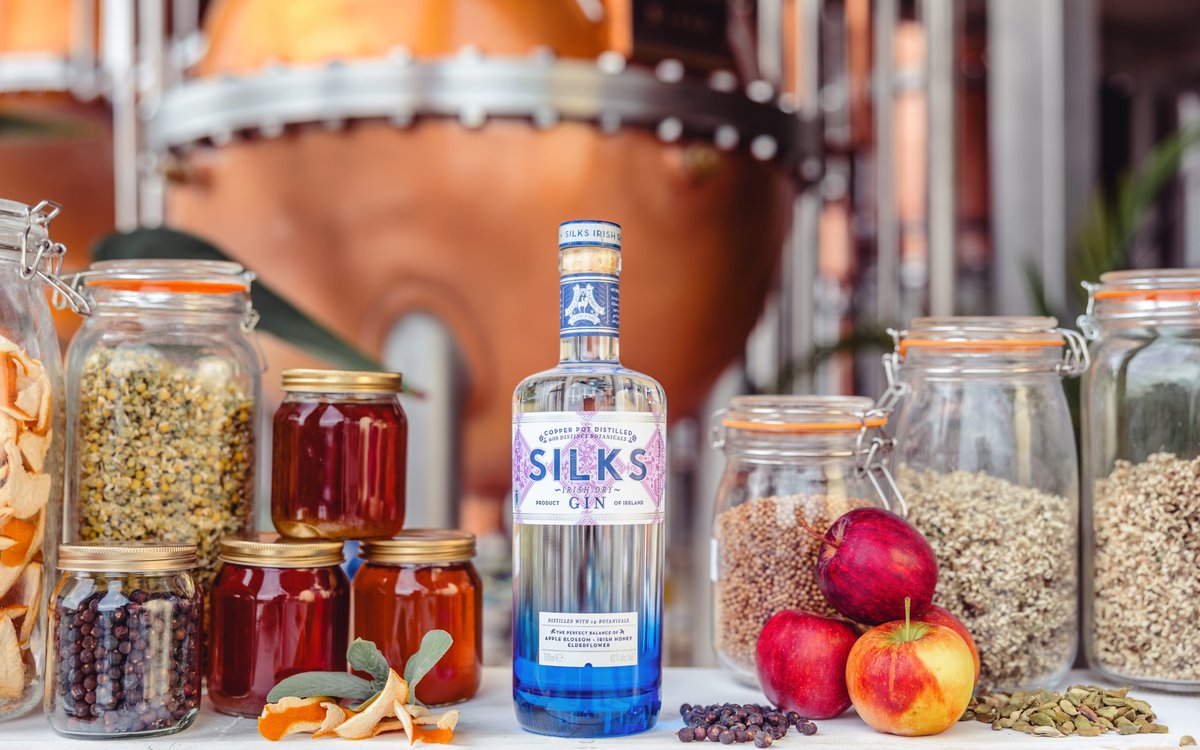 Boanndistillery's tweet image. Silks Irish Gin is proudly distilled in small batches, by the award-winning distilling team at #BoannDistillery using a carefully chosen recipe of 14 botanicals &amp;amp; #BoyneValley well water 🍸

#Gin #GinAndTonic #IrishGin #CraftGin  boanndistillery.ie/our-spirits/si…