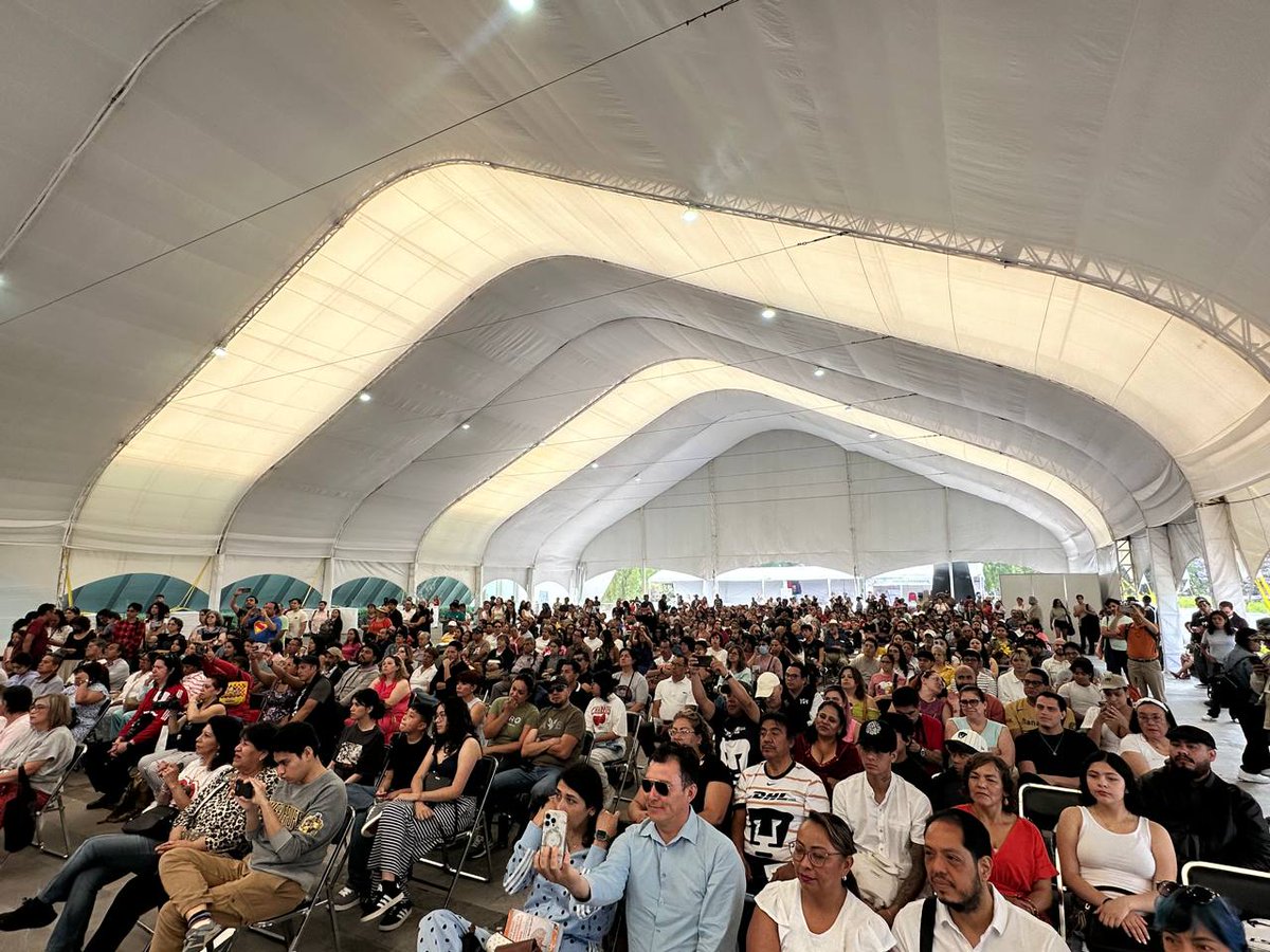 CulturaUNAM's tweet photo. ✨¡Y así, con las palabras de la directora de @DanzaUNAM, Claudia Lavista, y una muestra de danzas barrocas y baile de salón, comienza el #DID26!
¡A lo largo de 10 horas, tendremos 181 actividades en 11 escenarios, con entrada libre en el #CCU! 💃🔥
🔗Programación: https://t.co/8aHpGx5V9e