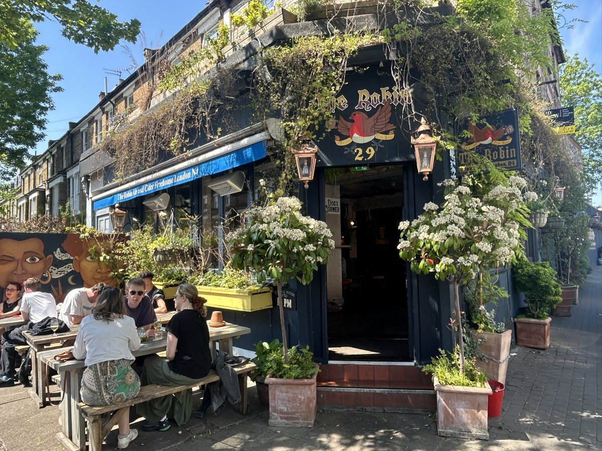 PubsSaving's tweet photo. Great to see The Robin in Crouch Hill busy yesterday afternoon! Tried some of the excellent cask ales on offer. Food was excellent, fresh ingredients, chunky chips with aioli dip. ❤️🍺 #bestpubs #favouritepubs #dogfriendly #crouchhill #caskale https://t.co/StWdkACCGx