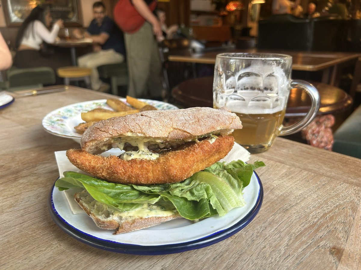 PubsSaving's tweet photo. Great to see The Robin in Crouch Hill busy yesterday afternoon! Tried some of the excellent cask ales on offer. Food was excellent, fresh ingredients, chunky chips with aioli dip. ❤️🍺 #bestpubs #favouritepubs #dogfriendly #crouchhill #caskale https://t.co/StWdkACCGx