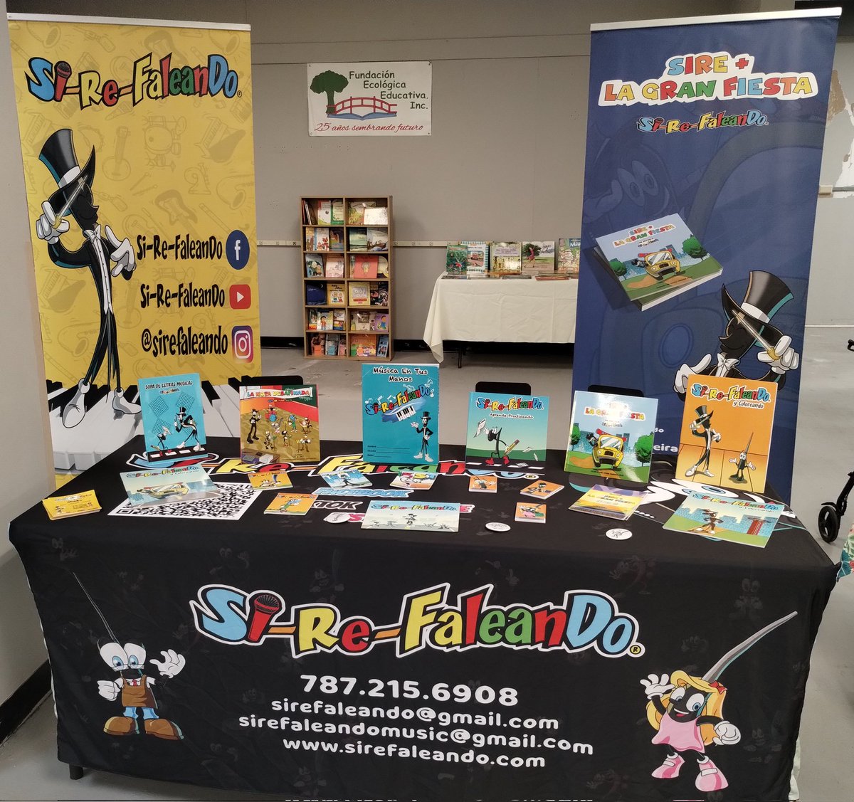 Sirefaleando's tweet photo. Literatura infantil del jardín botánico en @PlazaPuertoRico https://t.co/bS4felm2lQ