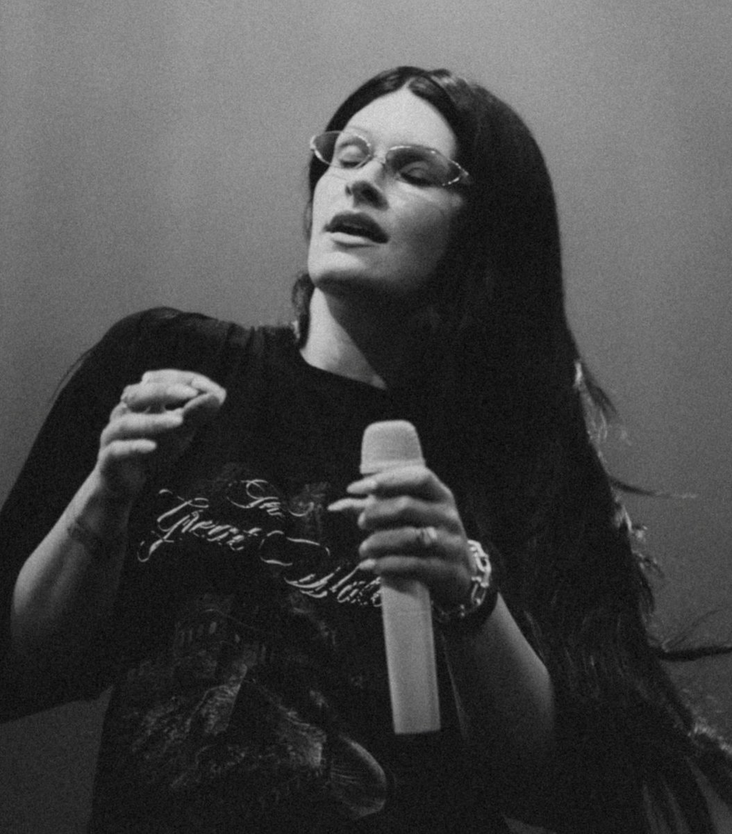 Courtney LaPlante (Spiritbox) lost in the moment during the band's performance in Colombia last night.

📷 Kyle J