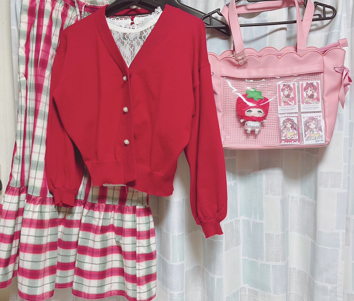 ライブ参戦服こんな感じかなぁ
暑そうな気もするけど中半袖だしまぁ…
バッグは迷走中
