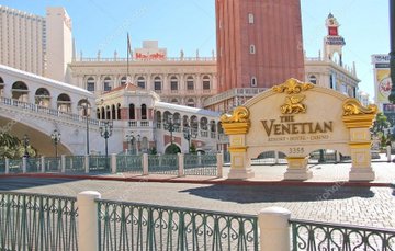 HistoryNevada's tweet image. Sheldon Adelson's $1.5 billion, 3,036 room Venetian Resort on the Las #Vegas Strip held its grand opening on May 3, 1999. bit.ly/2rk7Kk0
Actress Sophia Loren christened the first gondola. bit.ly/1neoXmg
"Welcome to Las Venice." - Sheldon Adelson, 1999