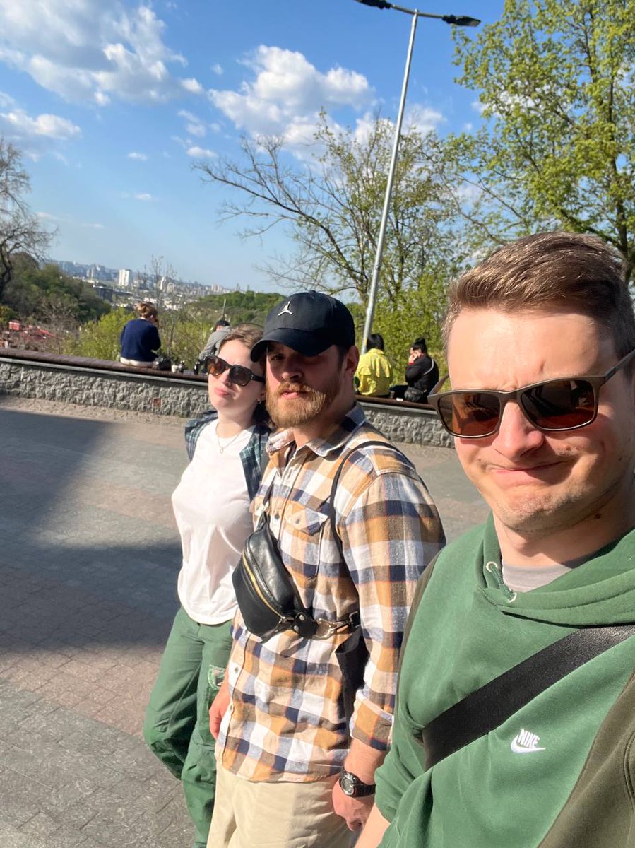 lowsound17's tweet photo. порцелянове товариство в особі мене, @DangerrComic та @kotsmax просить про вечірні донати осюдов:

https://t.co/R2bWjiptio

Fleetwood Mac – Gold dust woman. https://t.co/sqqFdzi1oQ
