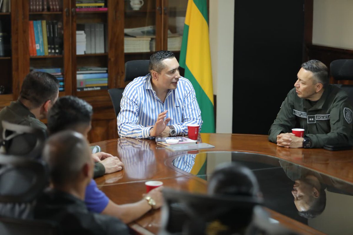 OctavioGuzmanGu's tweet photo. El trabajo por la seguridad de nuestro departamento es permanente y sin descanso. Sostuvimos una reunión con el Brigadier General Herbert Luguiy Benavides Valderrama, Comandante de la Región de Policía No. 4, en la que evaluamos resultados de operaciones y el avance de las medidas implementadas.

Asimismo, este espacio fue propicio para reconocer a las y los uniformados que, con valentía y profesionalismo, continúan enfrentando la criminalidad en cada rincón del territorio, especialmente sobre la vía Panamericana.