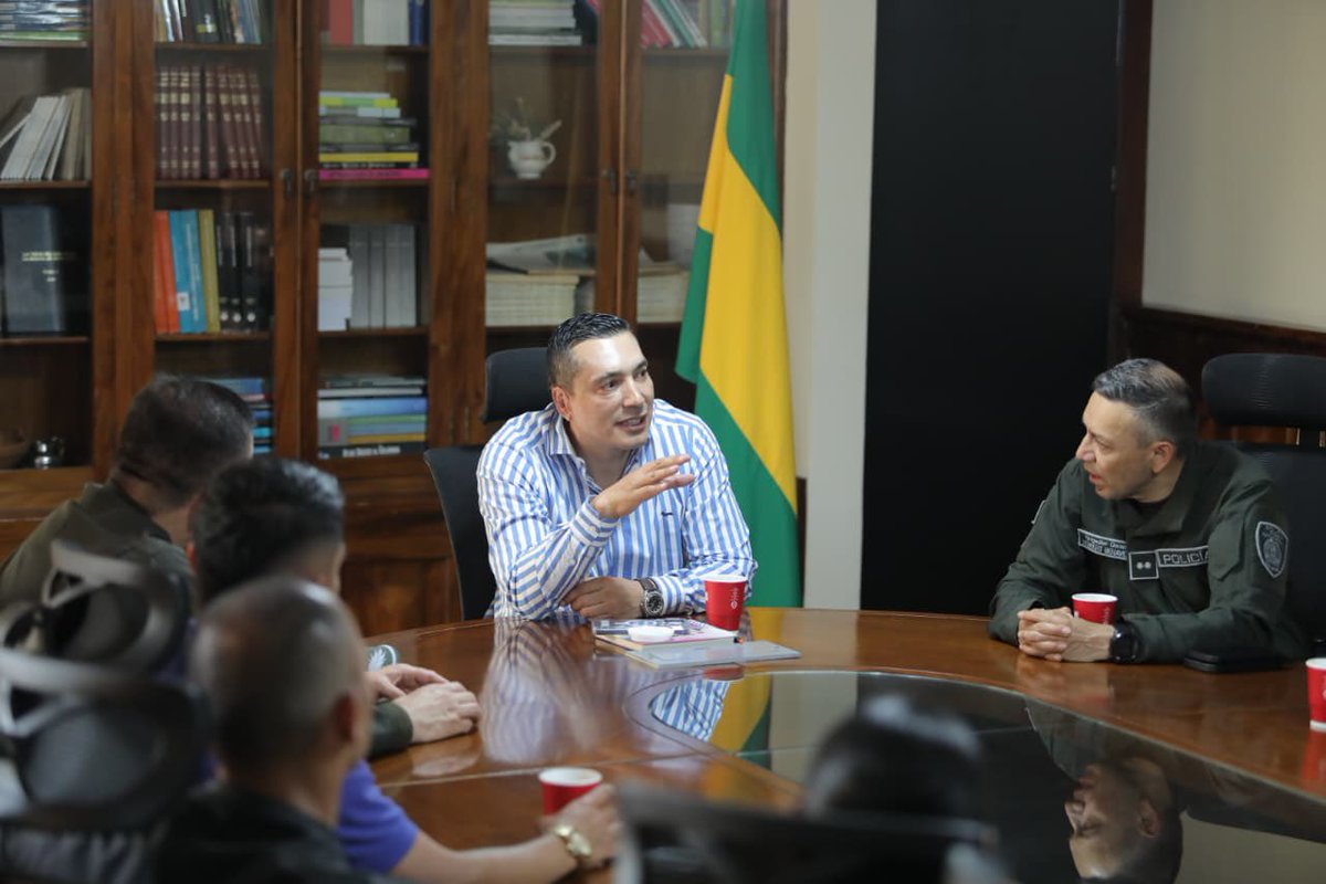 OctavioGuzmanGu's tweet photo. El trabajo por la seguridad de nuestro departamento es permanente y sin descanso. Sostuvimos una reunión con el Brigadier General Herbert Luguiy Benavides Valderrama, Comandante de la Región de Policía No. 4, en la que evaluamos resultados de operaciones y el avance de las medidas implementadas.

Asimismo, este espacio fue propicio para reconocer a las y los uniformados que, con valentía y profesionalismo, continúan enfrentando la criminalidad en cada rincón del territorio, especialmente sobre la vía Panamericana.