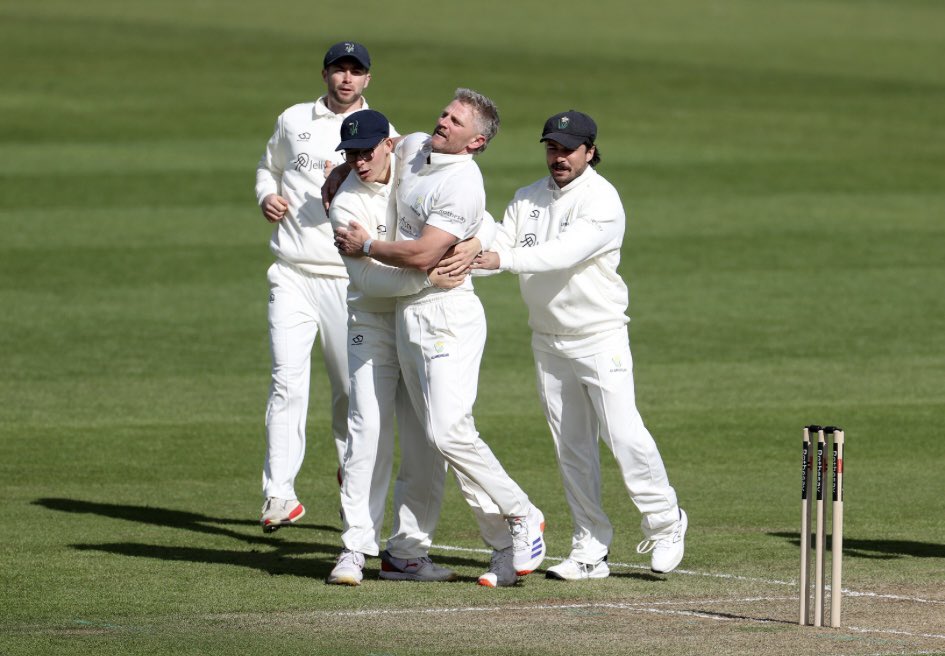 BBCSportWales's tweet image. 🏏Cricket Latest❗️

Day 3️⃣ Close of Play, Southampton #BBCCricket

Glamorgan 536-7 dec

Hampshire 214
Mayes 59; Van Der Gugten 4-53, Crane 3-31, Ul Hassan 2-37

&amp;amp; 118-5 following on 
Van der Gugten 2-31

Hampshire trail by 204 runs

Play &amp;amp; @BBCSport commentary resume 11:00 BST