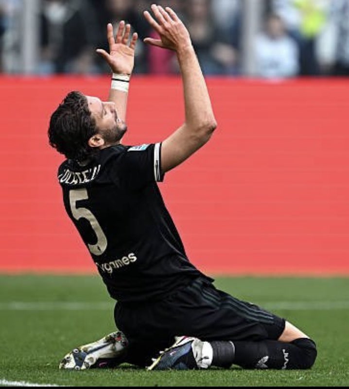 LineaJuve24's tweet image. La #Juventus sbatte sul Verona❌

💫La bellissima punizione di #Vlahovic risponde al vantaggio scaligero, ma i bianconeri falliscono il passo decisivo: sul finale, il palo di #Zhegrova illude🤏🏻

La distanza sul #Como rimane cosi di 3 punti📊

#JuveVerona 1️⃣-1️⃣