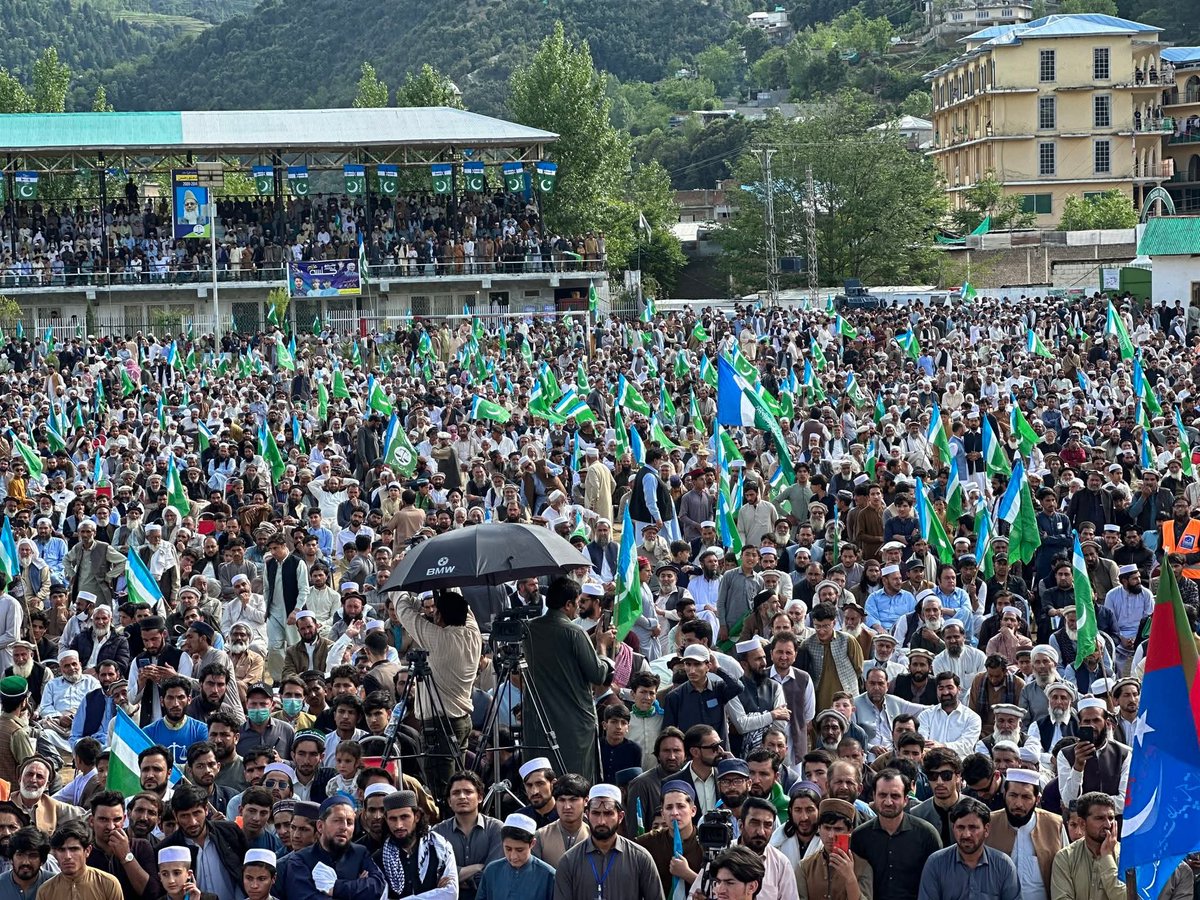 FazHasan's tweet photo. اپر دیر میں آج عوام کا سمندر امڈ آیا ہے!
کرپشن، مہنگائی اور ناانصافی کے خلاف ایک واضح پیغام 🔥
حافظ نعیم الرحمن کی قیادت میں تبدیلی کا آغاز!

#JI_JalsaDirUpper https://t.co/XSqdHQsuaD