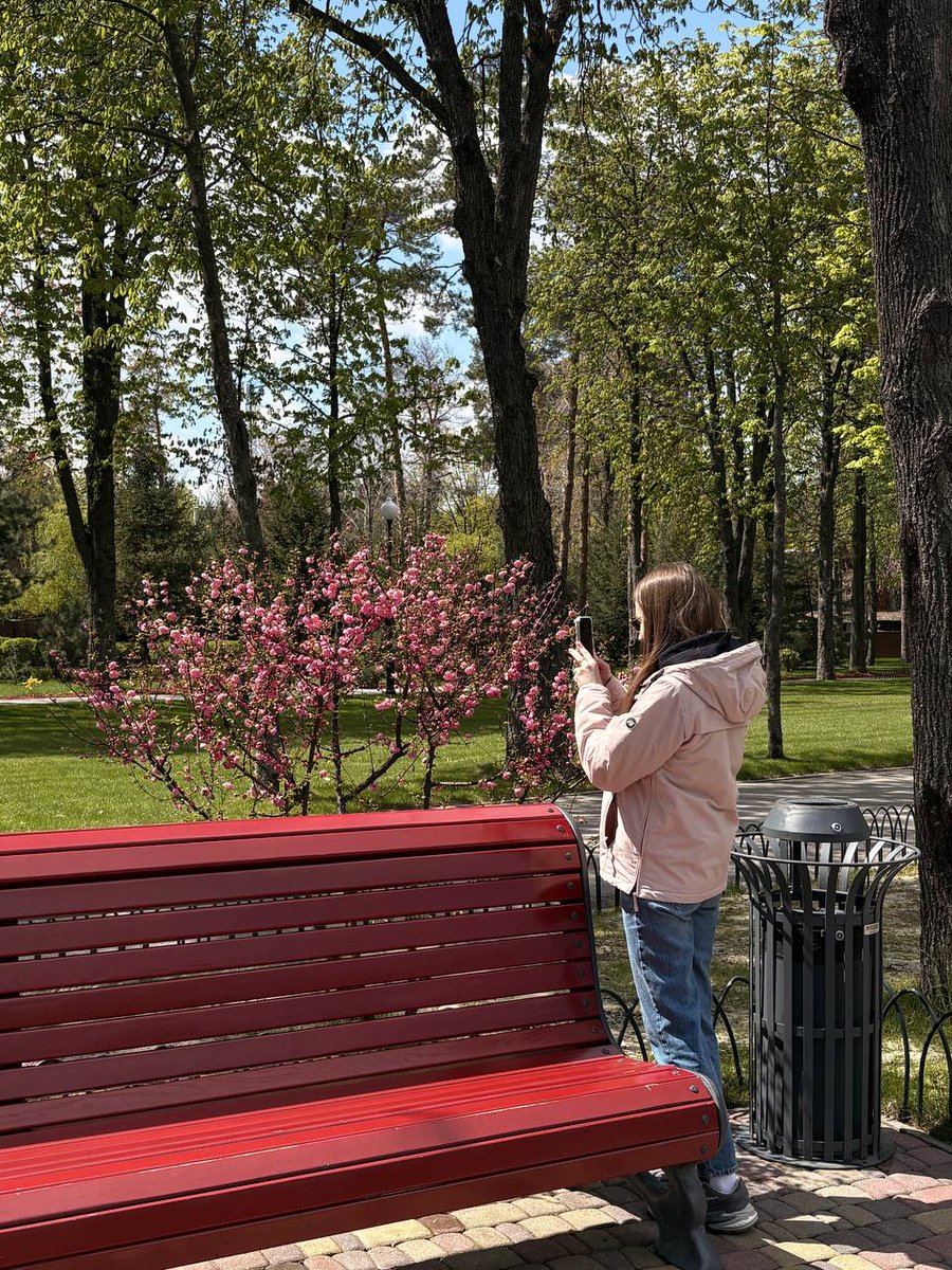Нічого не знаю
Ходити і фоткати квіти це якісь базові налаштування вихідного дня
