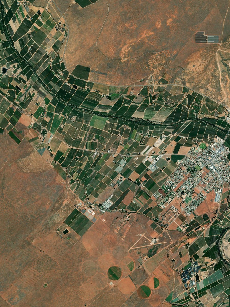 SatellitesGeo's tweet image. Whoa, look at this arid beauty! 🌵 This spot is in a dry part of Africa. Any guesses? #Geography #SpaceView #TravelFromAbove