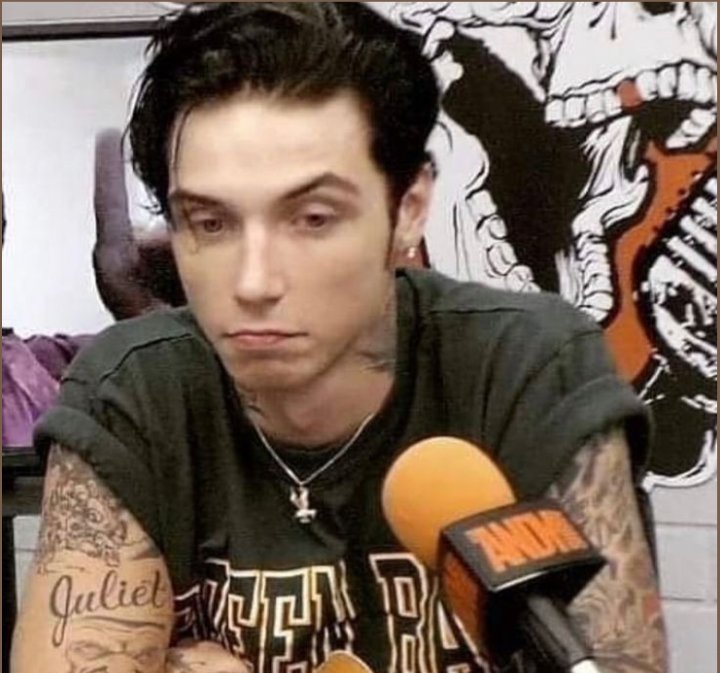diianjcourtney's tweet photo. Tomorrow is monday again... But at least this week BVB drops the new album 😌🖤 https://t.co/gfDKsYojKG