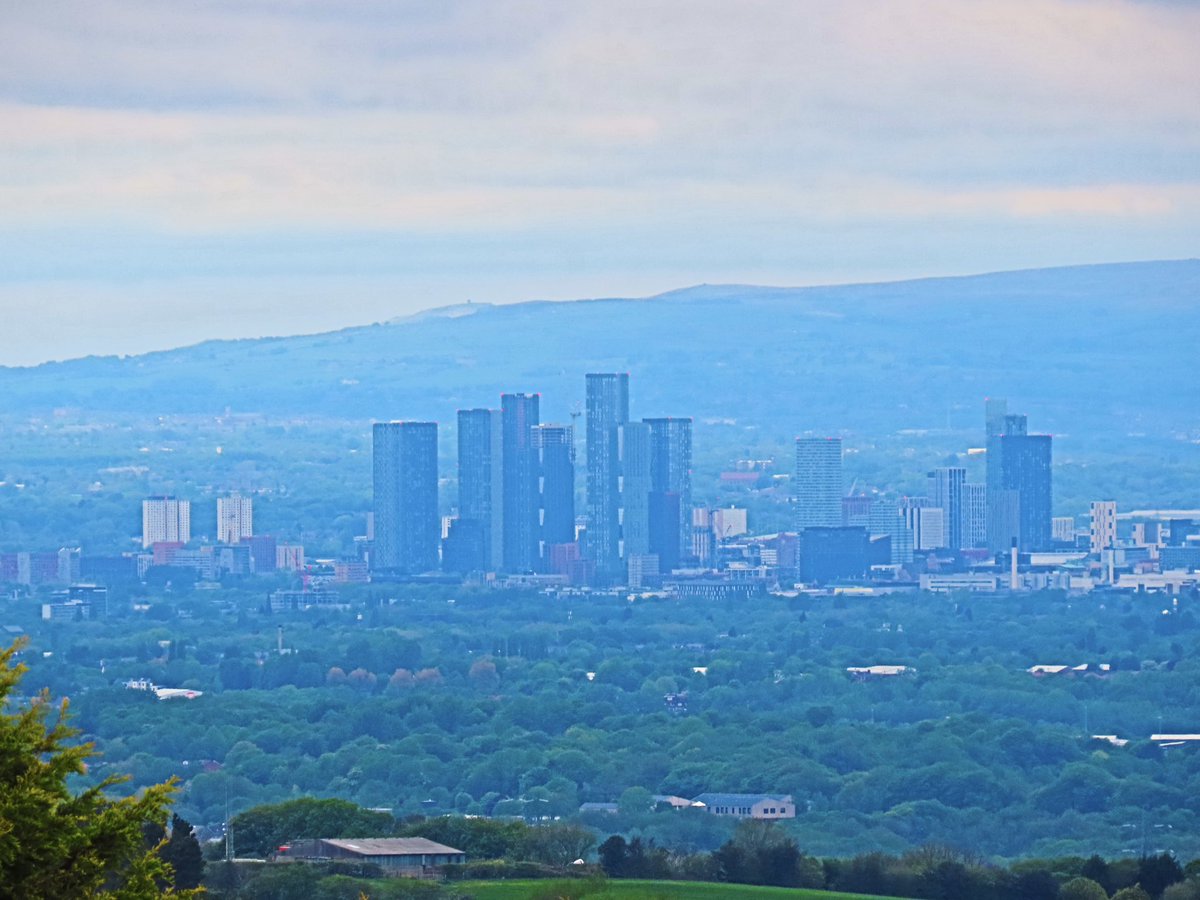 cityzens1962's tweet image. A gloomy day pic of the #manchester skyscrapers taken from #disley tops 
Looking more like New York every year