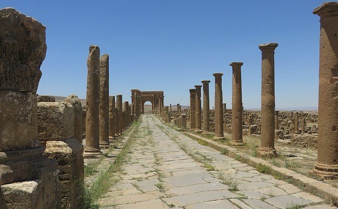 RPH969's tweet image. Timgad, Algeria. Western arm of Decumanus Maximus, the urban section of the road from Theveste (modern-day Tebessa, Algeria) to Lambaesis (modern-day Tazoult, Algeria), with the Arch of Trajan at its end. 

#Algeria #Numidia #Archaeology