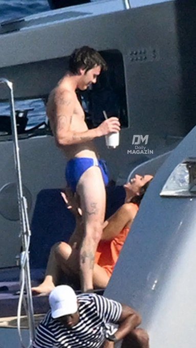 porqueTTarg's tweet image. “Cruz Beckham”

Porque el joven de 21 años fue captado por las cámaras durante sus vacaciones en Italia junto a su novia Jackie Apostel, quien le lleva 10 años de edad.