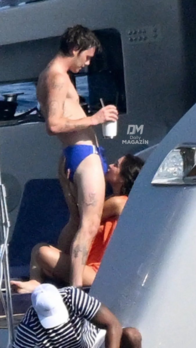 porqueTTarg's tweet image. “Cruz Beckham”

Porque el joven de 21 años fue captado por las cámaras durante sus vacaciones en Italia junto a su novia Jackie Apostel, quien le lleva 10 años de edad.