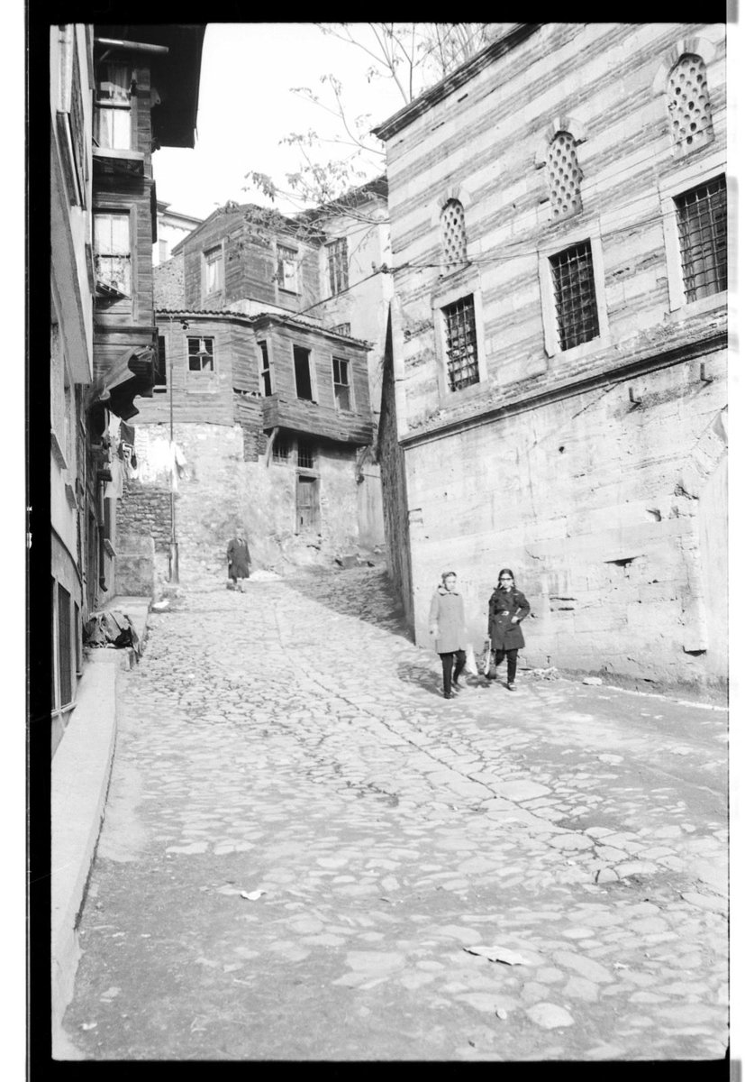 enesaluc's tweet photo. Tam karşıda Özbekler Tekkesi görünüyor. Fotoğraftaki ahşap yapılardan biri yıkılan şeyh konağının bir parçası olabilir.

📸IRCICA
📄Revnakaoğlu’nun İstanbul’u https://t.co/auVj2VSp5t