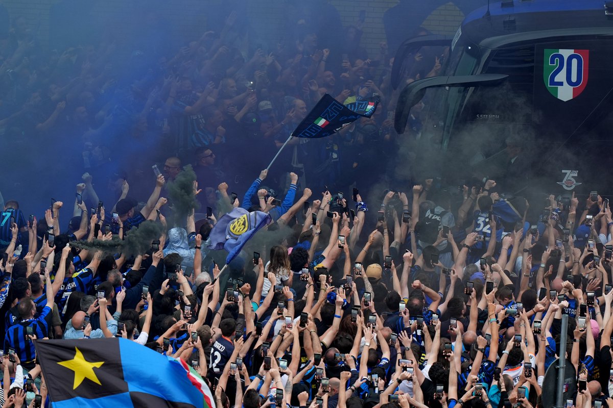 الحمـــــاس 💯

جمهور النيراتزوري واستقبال حافل للفريق خارج أسوار سان سيرو ⚫️🔵 🏟️

#الدوري_الإيطالي | #إنتر_بارما