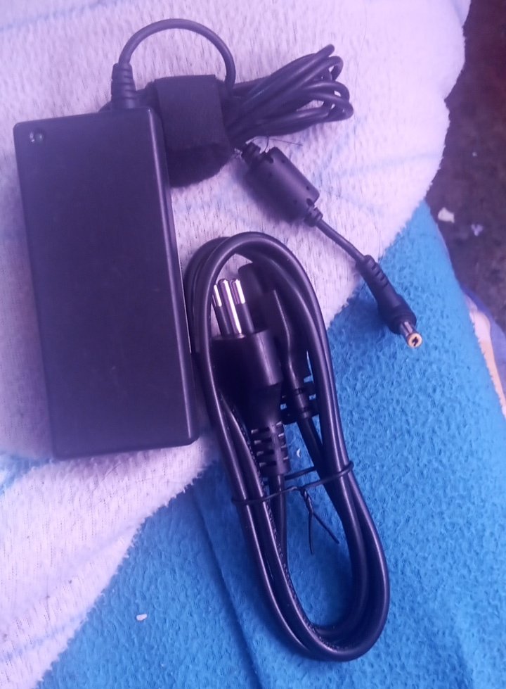 Actualización: lo del cargador ya quedó resuelto. Resulta que mi tío no pudo arreglar el viejo porque ya no tenía solución, así que mi mamá fue a comprarme uno en un lugar que conoce y lo encontró.
Así que todo listo: a seguir trabajando en el análisis ✨