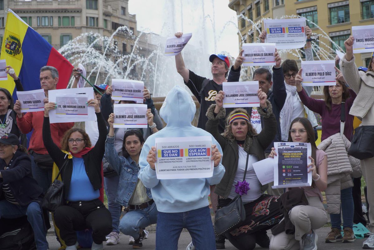 ReporteYa's tweet photo. #3Abr #SinMásPresosPolíticos #Barcelona
@MundoConVzla: "No son números son vidas. ❗️
No olvidamos sus nombres.
No olvidamos a sus familias.
No olvidamos su sacrificio por la libertad.
Desde 📍Barcelona exigimos
¡Libertad para todos los presos políticos!
#QueSeanTodos 🇻🇪⛓️💥"