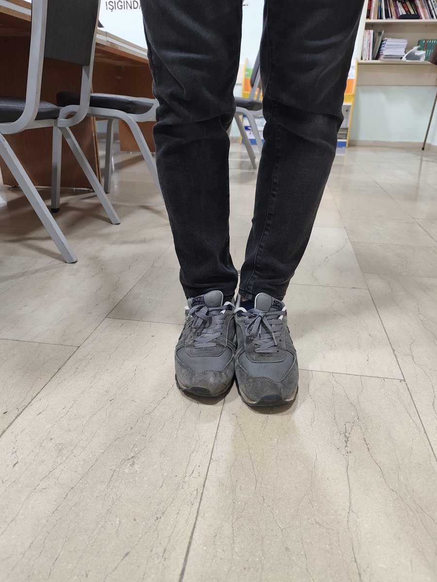 ercument7225's tweet photo. Muş @mavi mağazasından aldığım pantolonum hem renk solması hem de diz kayması şikayetiyle üç defa incelemeye gönderdim üçünde de red verdiler. Fotoğrafta gözüktüğü gibi hem rengi solmuş hemde dikiş izi öne gelmiş buna bile red verdiler. https://t.co/WRfS0KHOPH