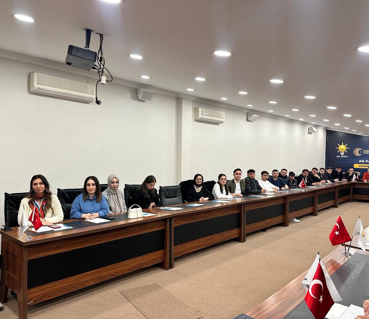 AKGencSakarya's tweet photo. MYK Üyemiz Murat Resul Karaman’ın öncülüğünde, yönetim kurulu üyelerimizle birlikte 16 Mayıs’ta Kocaeli’de düzenlenecek olan Bir Gençlik Şöleni için istişare toplantımızı gerçekleştirdik.
GençFest’e tüm enerjimizle hazırız! https://t.co/rujWLZugkZ