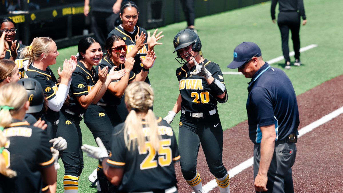 iowasoftball's tweet photo. Go @devinjsimon Go 💃 https://t.co/7qeYu0L7Ii