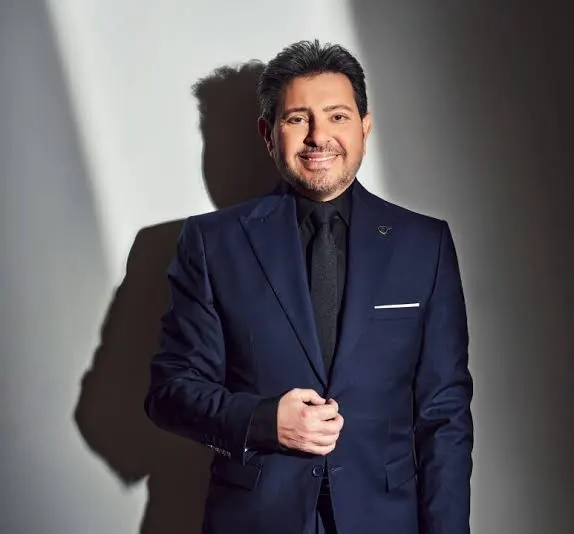 warabyofficial's tweet photo. غادرنا اليوم زميل الطفولة والحياة هاني شاكر.. الموت يغسل الخصومات، لكنه لا يمحو المواقف.
بين الذكريات وبين دعوات التحريض على الدم في 2013 فجوة كبيرة مابيملاهاش غير الحساب عند الله. رحلت يا هاني، وبقيت الكلمات والمواقف بين يدي عادل لا يظلم مثقال ذرة.

#هاني_شاكر #وجدي_العربي https://t.co/7nihP4yr1F