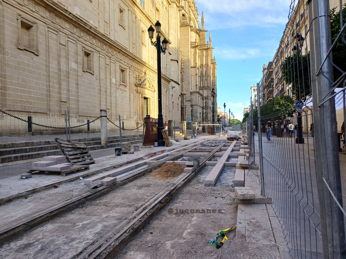 jucomanes's tweet photo. Pues parece ir más rápida la cosa, ya han pasado la puerta del Sagrario https://t.co/Q9882Y4tJI