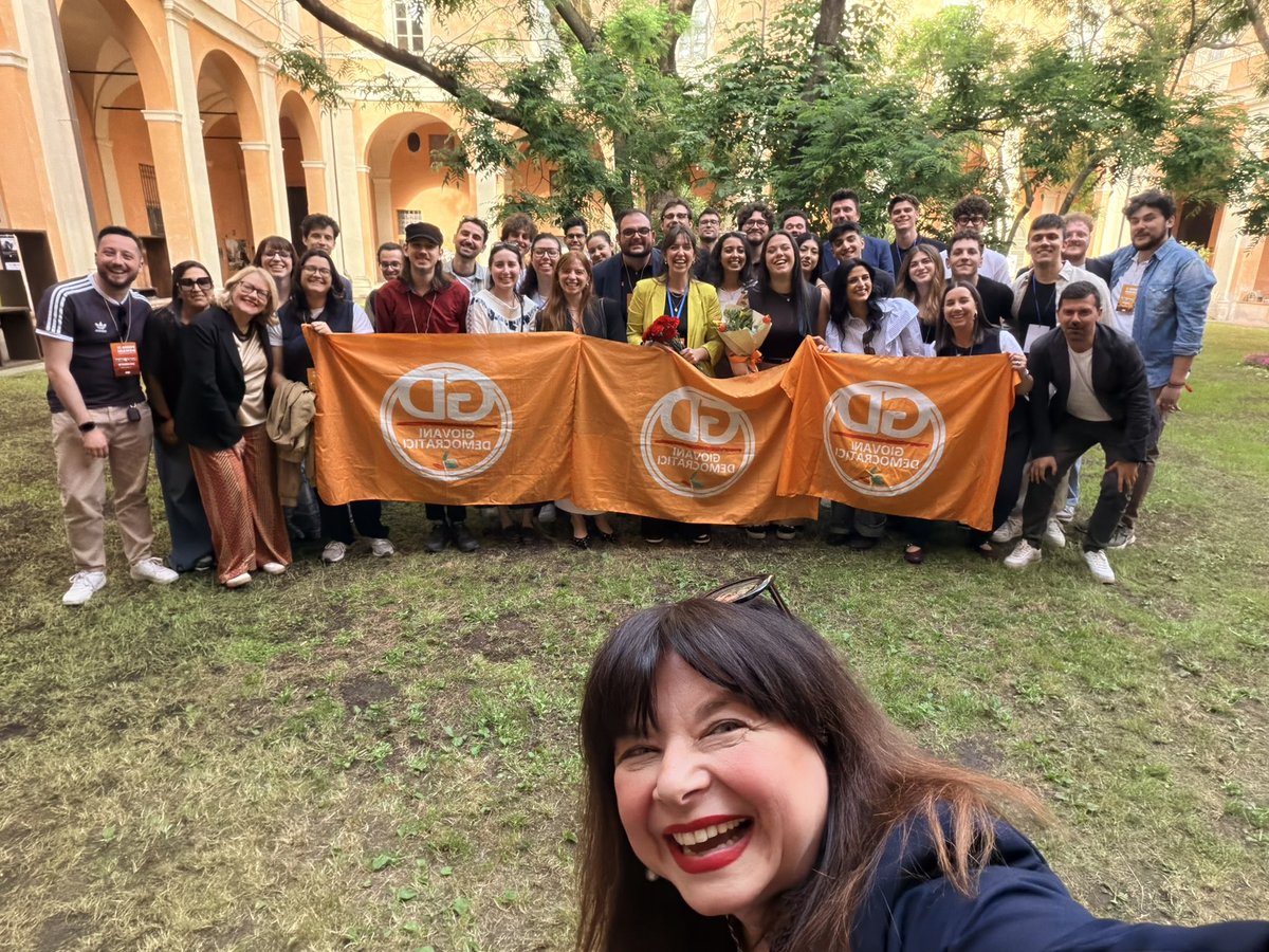 moriroberta's tweet photo. Ho partecipato al Congresso dei Giovani Democratici della provincia di Reggio Emilia e ho respirato la promessa di un impegno serio, competente e collettivo. Non il futuro come attesa, ma il presente come responsabilità.

La piattaforma “Prima di domani” tiene insieme diritto allo studio, lavoro dignitoso, sanità pubblica, ambiente, legalità, diritti, radicamento nei territori e antifascismo come linfa della democrazia. Una visione chiara maturata nell’inquietudine operosa di chi non chiede spazio, ma lo costruisce passo dopo passo, una battaglia dopo l’altra.

Un sincero grazie a Laura Arduini che ha guidato fin qui i Giovani Democratici con generosità e passione. Buon lavoro a Giulia Codeluppi neo eletta segretaria provinciale. Grazie a tutti e tutte per le parole, gli sguardi, le emozioni. 

Non c’è più tempo‼️Tocca a voi‼️🌹